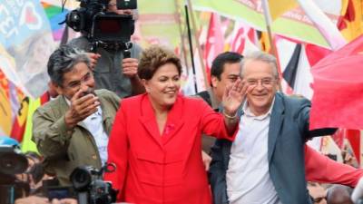 La presidenta Dilma Rousseff junto a el candidato al Senado Federal Olivio Dutra (izq.) y el candidato a Gobernador de Río Grande del Sur, Tarso Genro (der.).