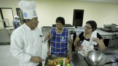 Instructor enseña sobre cocina. Foto: Wendell Escoto.