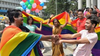 Imágenes difundidas por la televisión india muestran a militantes de la causa homosexual llorando de alegría y abrazándose, tras la lectura de la sentencia. AFP