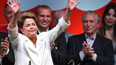 Dilma Rousseff saluda a sus simpatizantes.