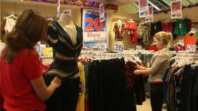 Las tiendas de ropa siempre ofrecen empleos temporales en Navidad.