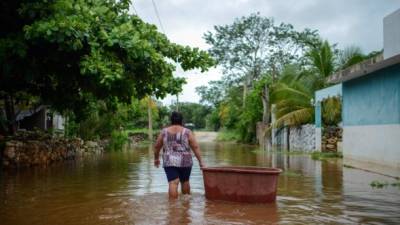 Los meteorólogos alertaron además de intensas lluvias, inundaciones, deslizamientos de tierra y corrientes de resaca en México, Guatemala, Honduras y Belize y Estados Unidos. AFP