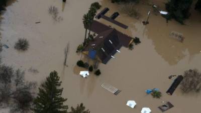 Miles de personas fueron evacuadas al norte de California tras el desbordamiento del Russian River por una fuerte tormenta que azotó gran parte del estado y que provocó severas inundaciones en al menos una decena de comunidades.