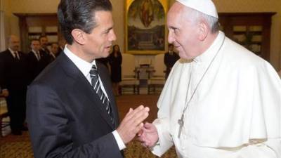 El papa Francisco habla con el presidente mexicano, Enrique Pena Nieto, durante la audiencia que han mantenido esta mañana en El Vaticano. EFE