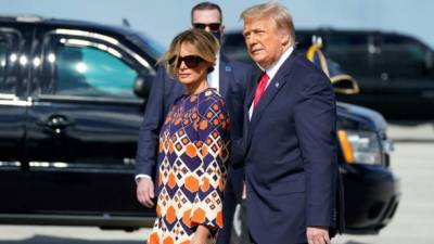 Outgoing US President Donald Trump and First Lady Melania arrive at Palm Beach International Airport in West Palm Beach, Florida, on January 20, 2021. - President Trump and the First Lady travel to their Mar-a-Lago golf club residence in Palm Beach, Florida, and will not attend the inauguration for President-elect Joe Biden. (Photo by ALEX EDELMAN / AFP)