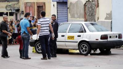 el taxista Cristian Misael Mencía (42) fue arrollado por su propio carro cuando trataba de evitar que la corriente de agua lo arrastrara.