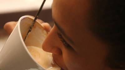Una mujer disfruta una taza de café.