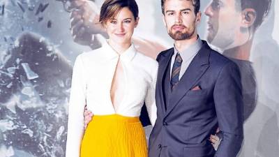 Shailene Woodley junto con su compañero de reparto, Theo James, en Insurgente.