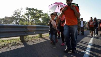 Más de 2,000 migrantes centroamericanos, en su mayoría hondureños, cruzaron este viernes en la madrugada a puertas abiertas por el puente internacional Rodolfo Robles de Ciudad Hidalgo, Chiapas, sin solicitar formalmente asilo, tal y como buscaban las autoridades migratorias mexicanas.