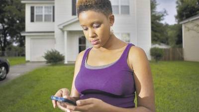 Janisse Flowers descargó una aplicación en su teléfono por sugerencia de su equipo médico para determinar si sufría de depresión posparto luego de dar a luz a gemelos.