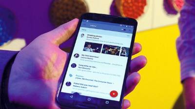 Google no cobra por el sistema operativo Android, pero gana dinero por la publicidad en aplicaciones como YouTube y Google Maps.