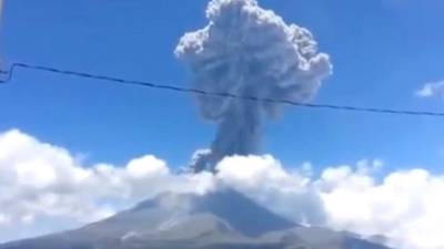 El volcán de fuego expulsó una gran columna, pero no se registraron daños en los pobladores aledaños.
