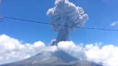 El volcán de fuego expulsó una gran columna, pero no se registraron daños en los pobladores aledaños.