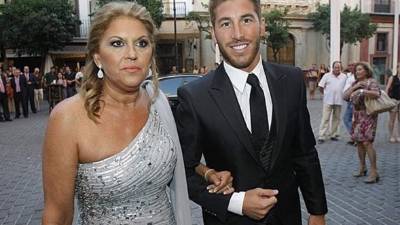 La madre del español no ve a su hijo fuera del club blanco.