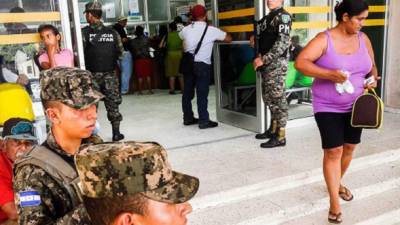 En San Pedro Sula y Tegucigalpa, los principales hospitales amanecieron resguardados por militares.