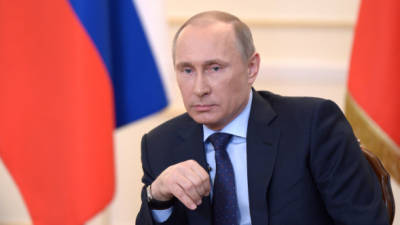 Putin negó que las fuerzas rusas estén rodeando bases ucranianas en Crimea.