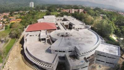 Vista panorámica de la estructura principal del complejo de Ciencias de la Salud de la Unah-vs. Foto: Yoseph Amaya