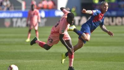 El zaguero francés Umtiti lideró la zona defensiva del Barcelona ante Huesca. FOTO AFP.