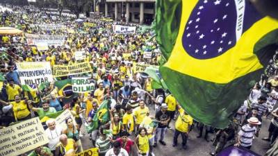 Miles de brasileños tomaron en marzo las calles de Rio de Janeiro para protestar contra la corrupción que supuestamente involucra a ejecutivos de Petrobras y dirigentes políticos.