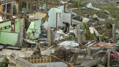 El paso del tifón Haiyan en Filipinas ha dejado unos 1,200 muertos informó la Cruz Roja local.