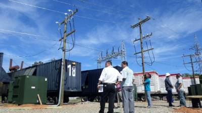 La empresa Laeiz realiza las pruebas de conexión. foto: javier rosales.