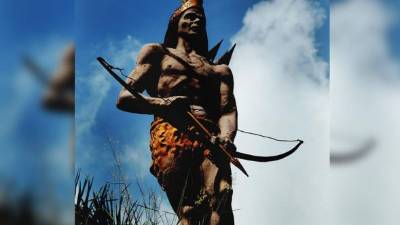 Estatua en honor al cacique lenca en la avenida Lempira de San Pedro Sula. Fotos: Cristina Santos