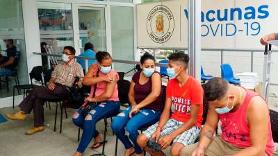 Centros. En la Católica y el centro de salud Miguel Paz Barahona se están aplicando primeras, segundas y dosis de refuerzo, hoy estarán abiertos. fotos: Moisés Valenzuela.