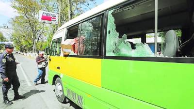 Con parte de las ventanas destruidas por los tiros quedó la unidad de transporte que se dirigía a Guaimaca.