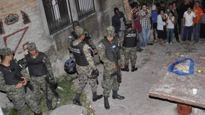 Los cuerpos fueron levantados hasta altas horas de la noche por miembros de Medicina Forense en medio de asombro de los vecinos, quienes demandan seguridad en la zona.