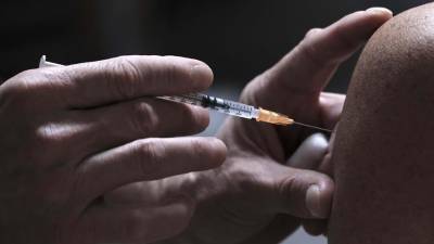 Una persona mientras recibe la vacuna contra la covid-19 en San José (costa Rica).