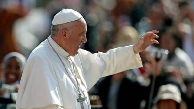 El papa Francisco está considerando la posibilidad de visitar Cuba durante su próximo viaje a Estados Unidos previsto para finales de septiembre, informó hoy la oficina de prensa del Vaticano.