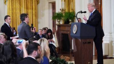 Trump encaró al periodista Jim Acosta llamándolo irrespetuoso y 'una desgracia' para CNN durante una conferencia de prensa en la Casa Blanca la semana pasada./AFP.