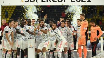 La plantilla del Bayern Múnich alzando el título logrado en la Supercopa de Alemania. Foto AFP.