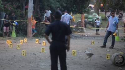 Más de 45 casquillos de armas 9 milímetros y AK-47 fueron contados en la escena del crimen por la Unidad de Balística del Ministerio Público.