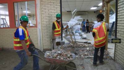 A doble horario trabajan los albañiles dentro del edificio de Odontología. Foto: Amílcar Izaguirre