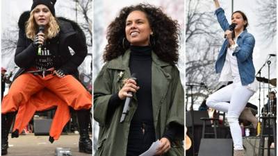 'Sí estoy enojada, sí estoy furiosa, sí he pensado mucho en estallar la Casa Blanca, pero se que esto no cambiará nada. Debemos amarnos unos a otros o morir, yo elijo amor. Todos eligamos amor', dijo Madonna durante su discurso en la Marcha de las Mujeres.Histórico ha sido el hecho de que más de 500 mil personas se reunieran en Washington para protestar en contra del nuevo presidente de Estados Unidos, Donald Trump.Madonna, Alicia Keys, Ashley Judd son algunas de las celebridad que dieron discursos, cantaron y acompañaron a los manifestantes.