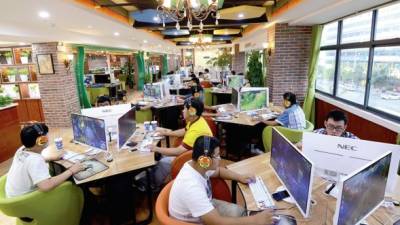 Clientes como los de este café Internet en Fuyang forman parte de los 700 millones de usuarios en línea de China.