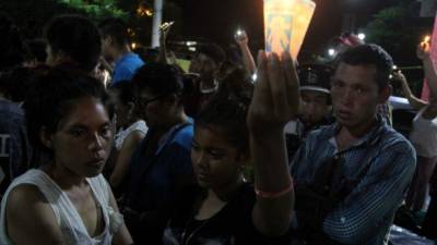Migrantes hondureños encienden velas en la población de Huxtla,en el estado de Chiapas (México). EFE