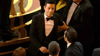 Rami Malek fue ayudado tras su caída en el Teatro Dolby durante la gala de los Oscar's 2019. Foto Kevin Winter/Getty Images/AFP