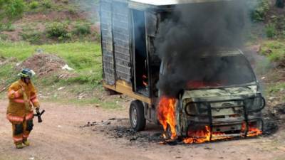 Elementos del Cuerpo de Bomberos llegaron a Nueva Suyapa, en la capital, a sofocar las llamas en un camión distribuidor de churros incendiado.