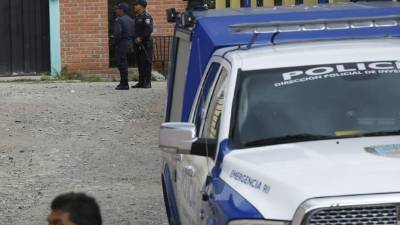 Policías llegaron a la escena del crimen.