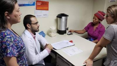 Momento en que Medicina Forense realizaba el papeleo para la entrega del cuerpo.