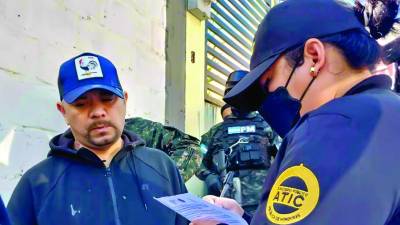 Agentes de la Atic y la Fiscalía de Delitos contra la Vida detuvieron en una vivienda en la colonia El Pedregal, de Santa Rosa de Copán, al supuesto líder de la banda, identificado como Edwin Omar Santos, alias el Zarco.