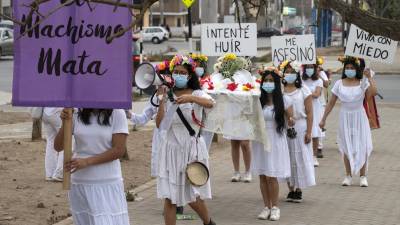 Miembros del grupo de Teatro participan en la protesta “vivas nos queremos” en Lima, Perú.
