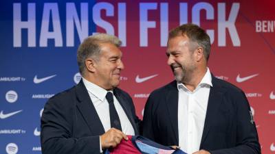 Joan Laporta, junto al nuevo entrenador del Barcelona. Hansi Flick.