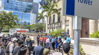 Representantes de grupos proinmigrantes ofrecen una conferencia de prensa en Miami contra la nueva ley firmada por DeSantis.