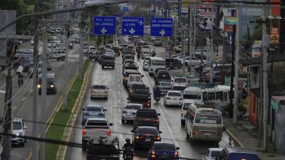 Automóviles transitando por un bulevar de San Pedro Sula.