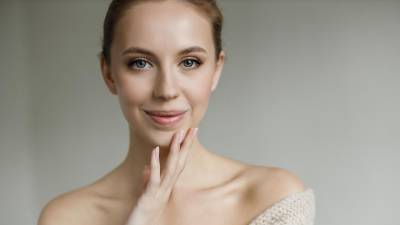 Una piel tersa rejuvenece y mejora el aspecto facial.