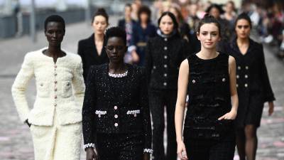 Modelos presentando las creaciones de Chanel durante la Women's Haute-Couture Fall/Winter 2023/2024 en la semana de la moda de París.