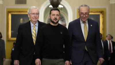 Zelenski junto a los senadores Mitch McConnell y Charles Schumer en el Capitolio este martes.